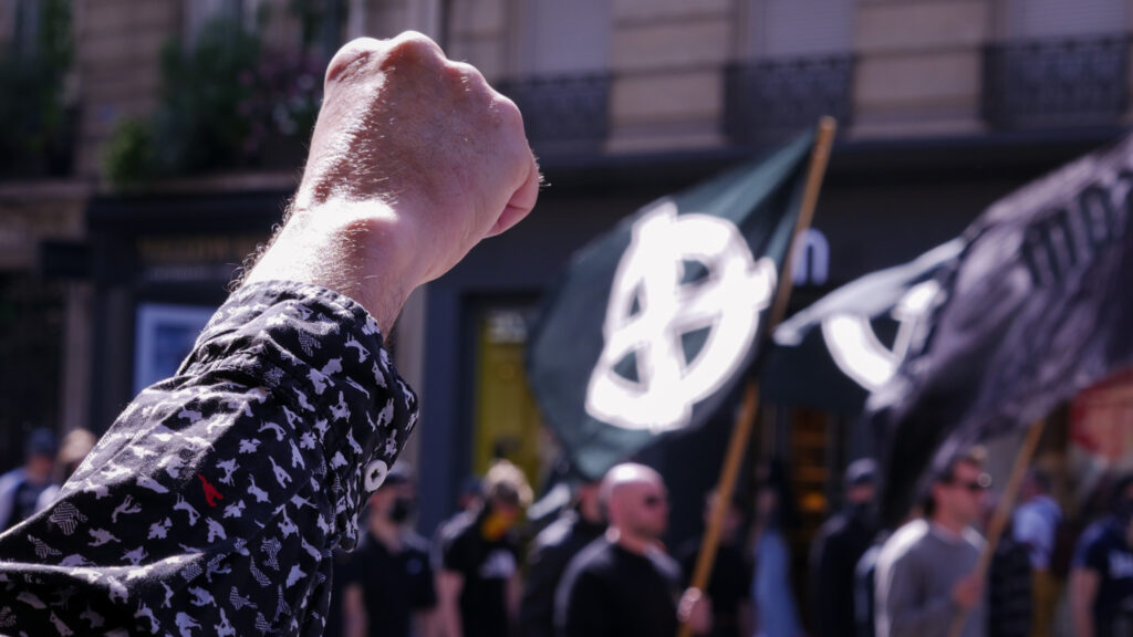 poing levé en signe de protestation