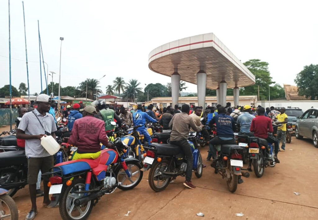 File d’attente devant une station-service de Bangui