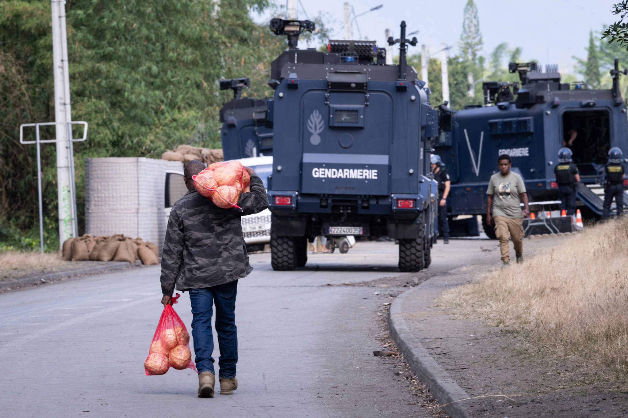 Un homme s'approche d'un barrage de la gendarmerie à Saint-Louis (Nouvelle-Calédonie), le 23 septembre 2024.