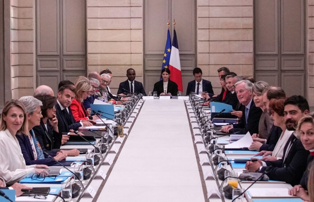 Emmanuel Macron, Michel Barnier et les membres du nouveau gouvernement lors du conseil des ministres du 23 septembre 2024.