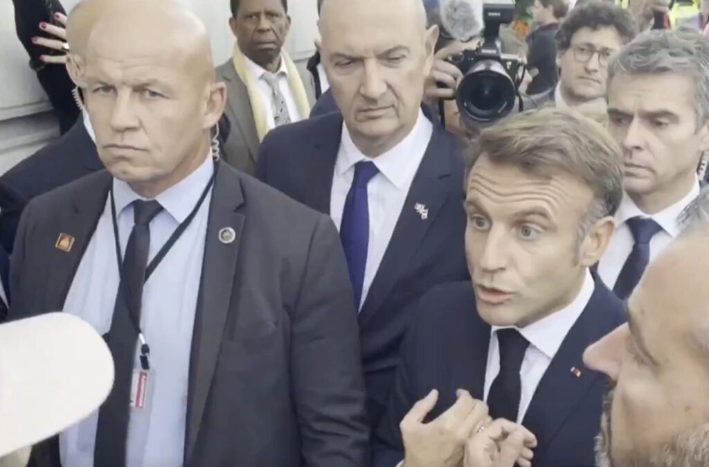 Emmanuel Macron interpellé dans la rue à Montréal, le 26 septembre 2024.