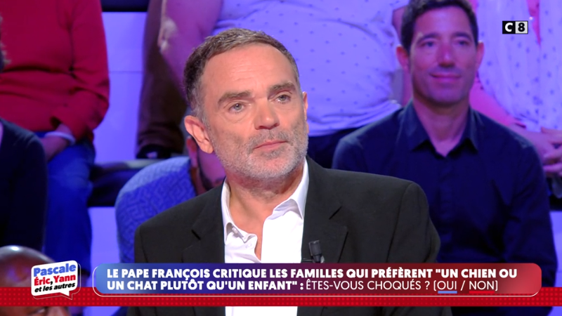 Yann Moix sur le plateau de « Pascal, Éric, Yann et les autres », C8