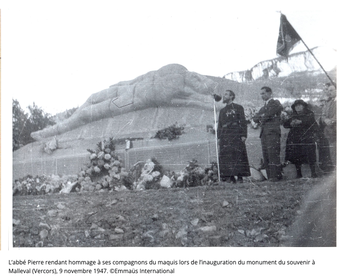 L'abbé Pierre rendant hommage à ses compagnons du maquis