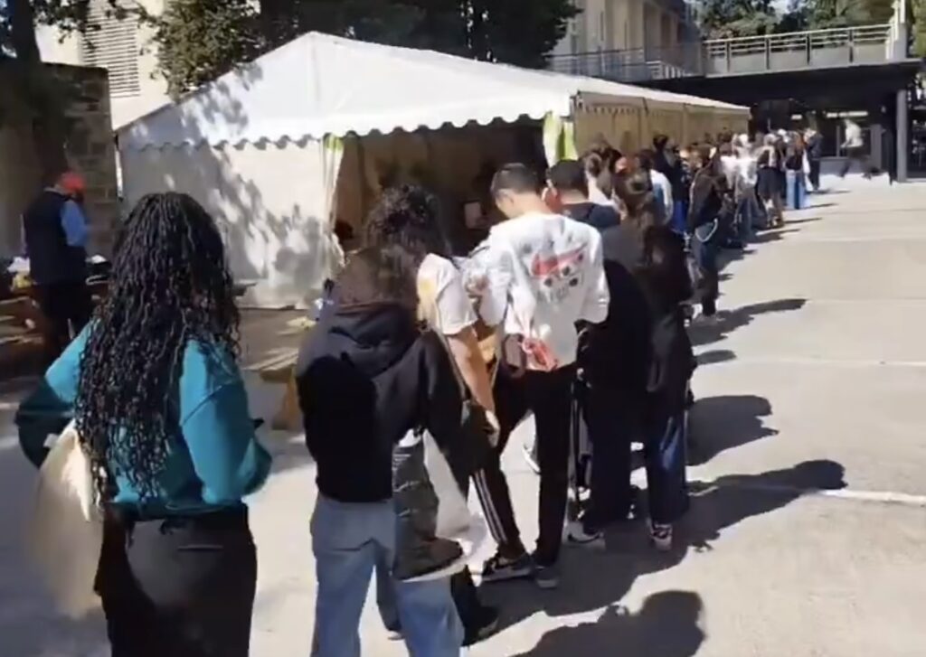 Une file d'attente d'étudiants pour une distribution alimentaire, le 13 septembre 2024 @scum34